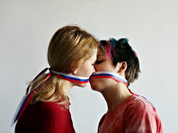 女性同士がキスする画像